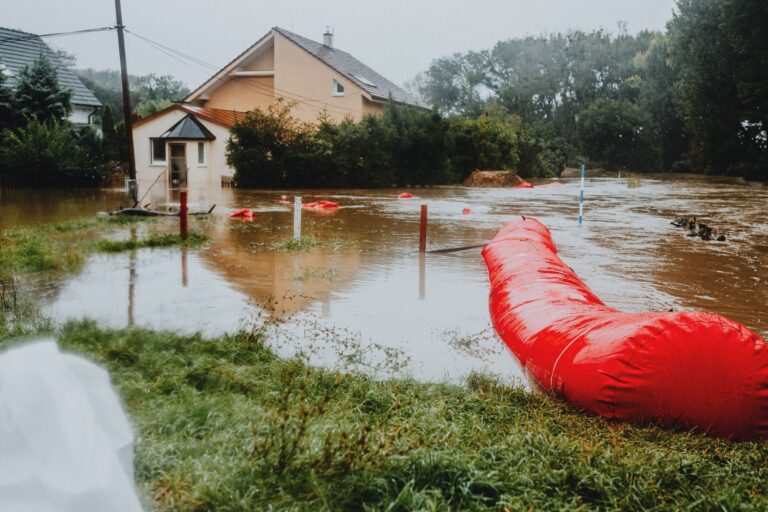 Jak osuszyć piwnicę po zalaniu – praktyczny przewodnik krok po kroku